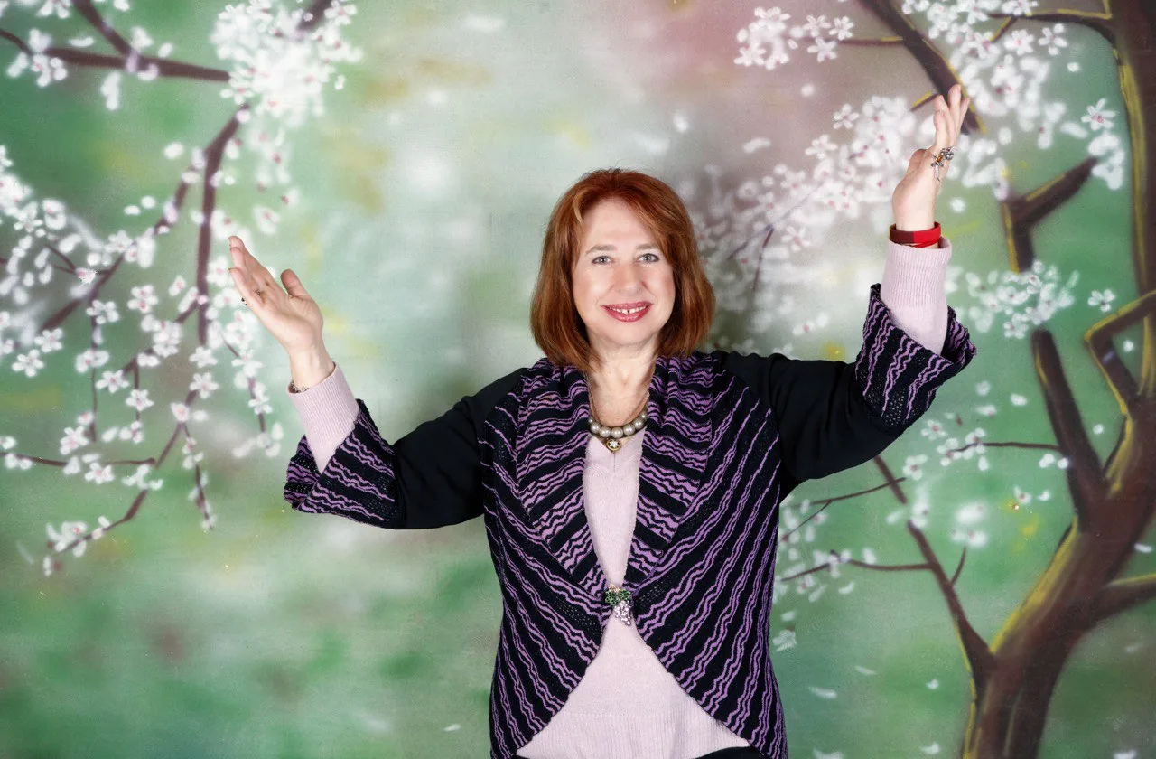 Женщина с поднятыми руками на фоне цветочного узора, символичный образ для сборника авторских сказок