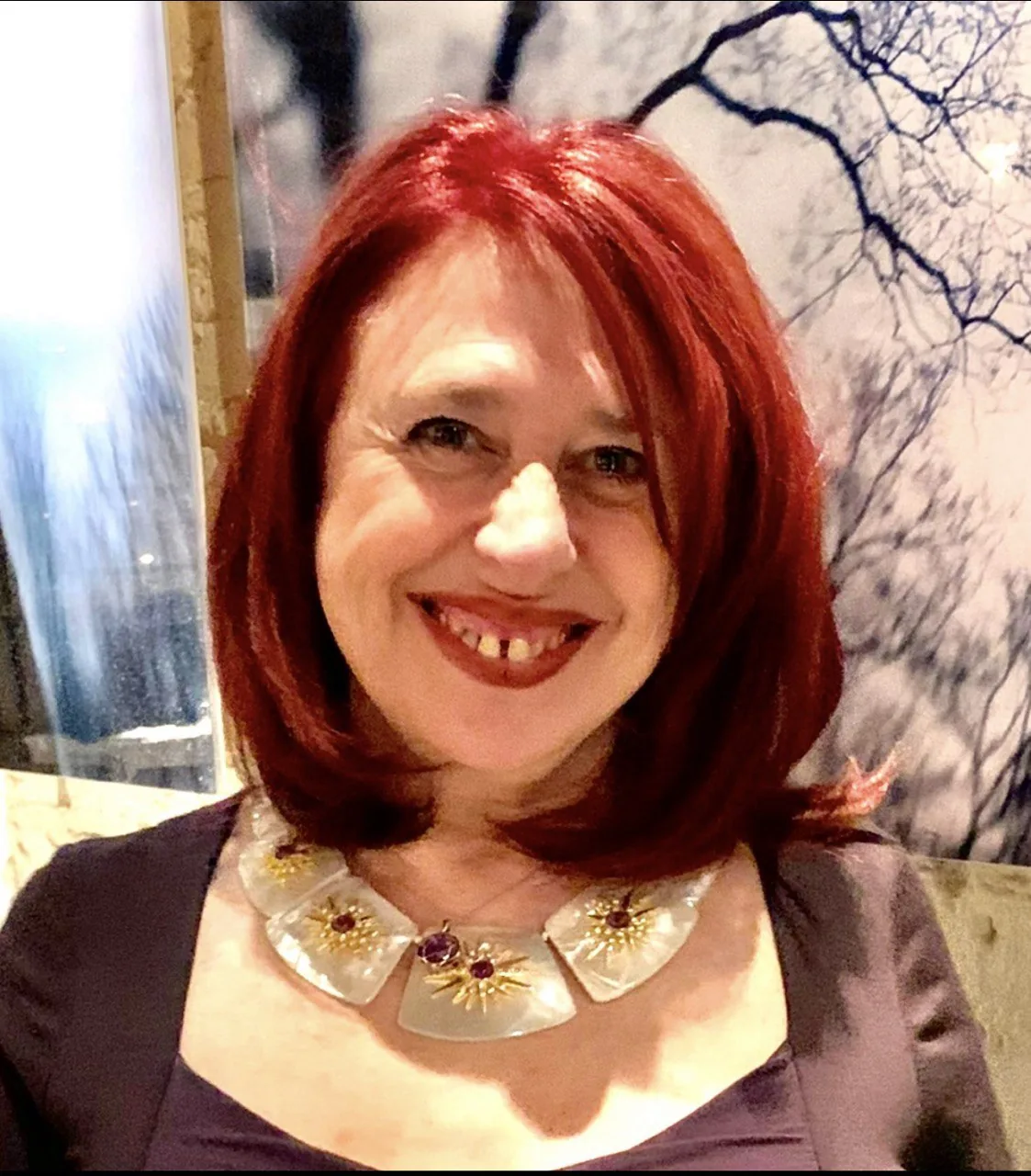 Улыбающаяся женщина с рыжими волосами, портрет для страницы об онлайн-коучинге через архетипы и символы