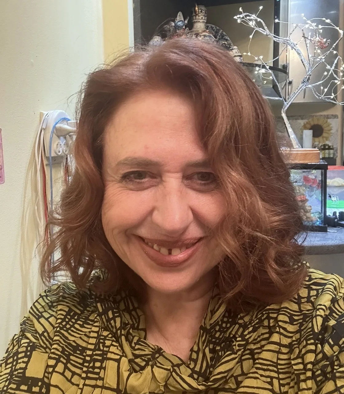 Портретное фото с неразборчивым текстом, используемое как иллюстрация к разделу о сказкотерапии и практиках самопознания