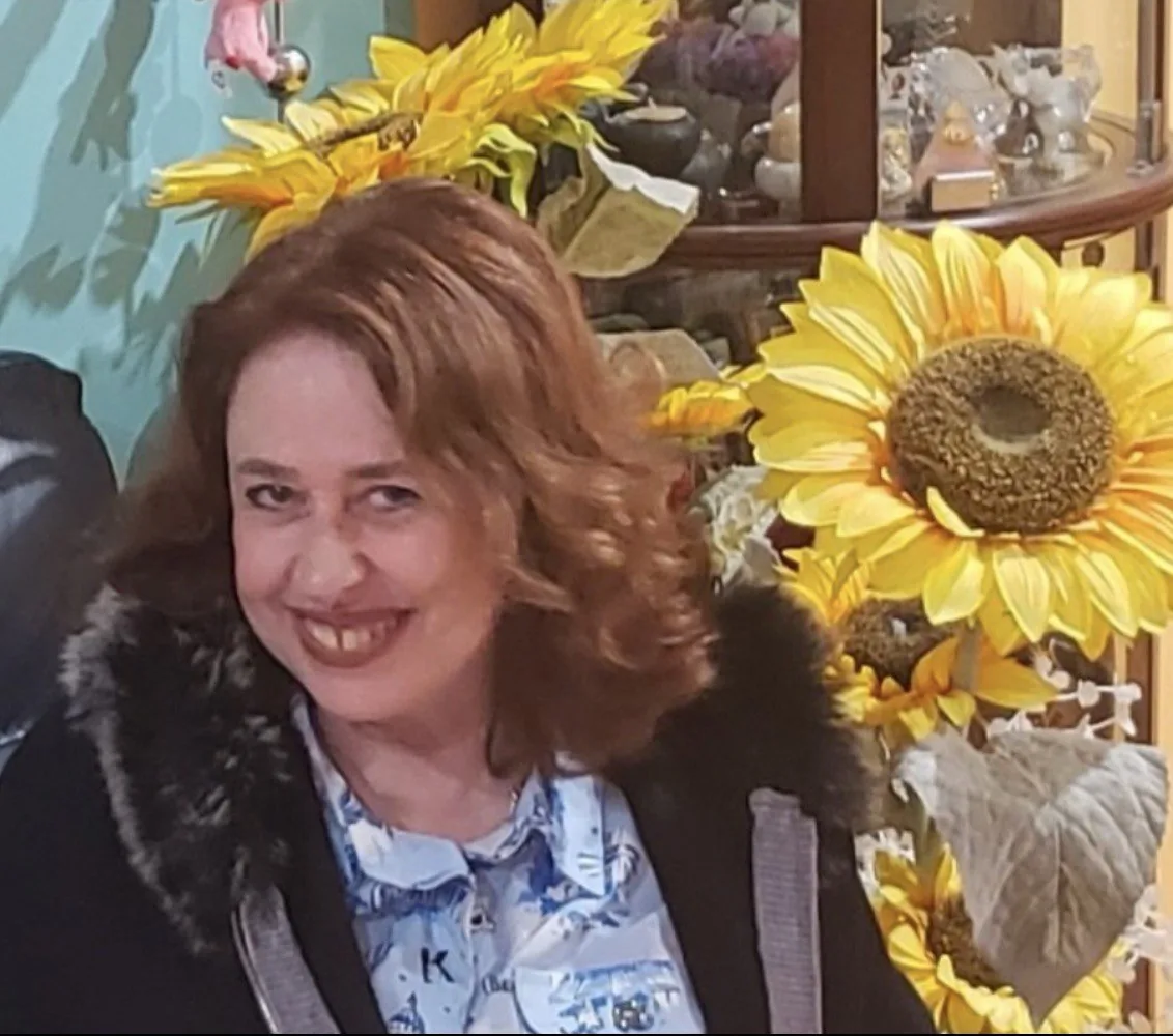 Абстрактное фото с неразборчивым текстом, использующееся как иллюстрация к самостоятельной программе изобилия